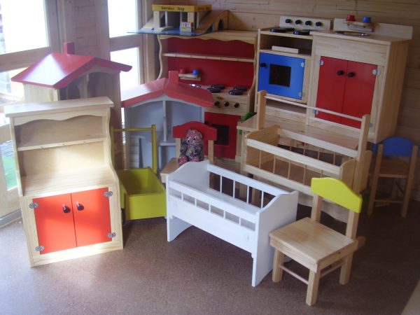 Toy Wooden Garage - Image 2